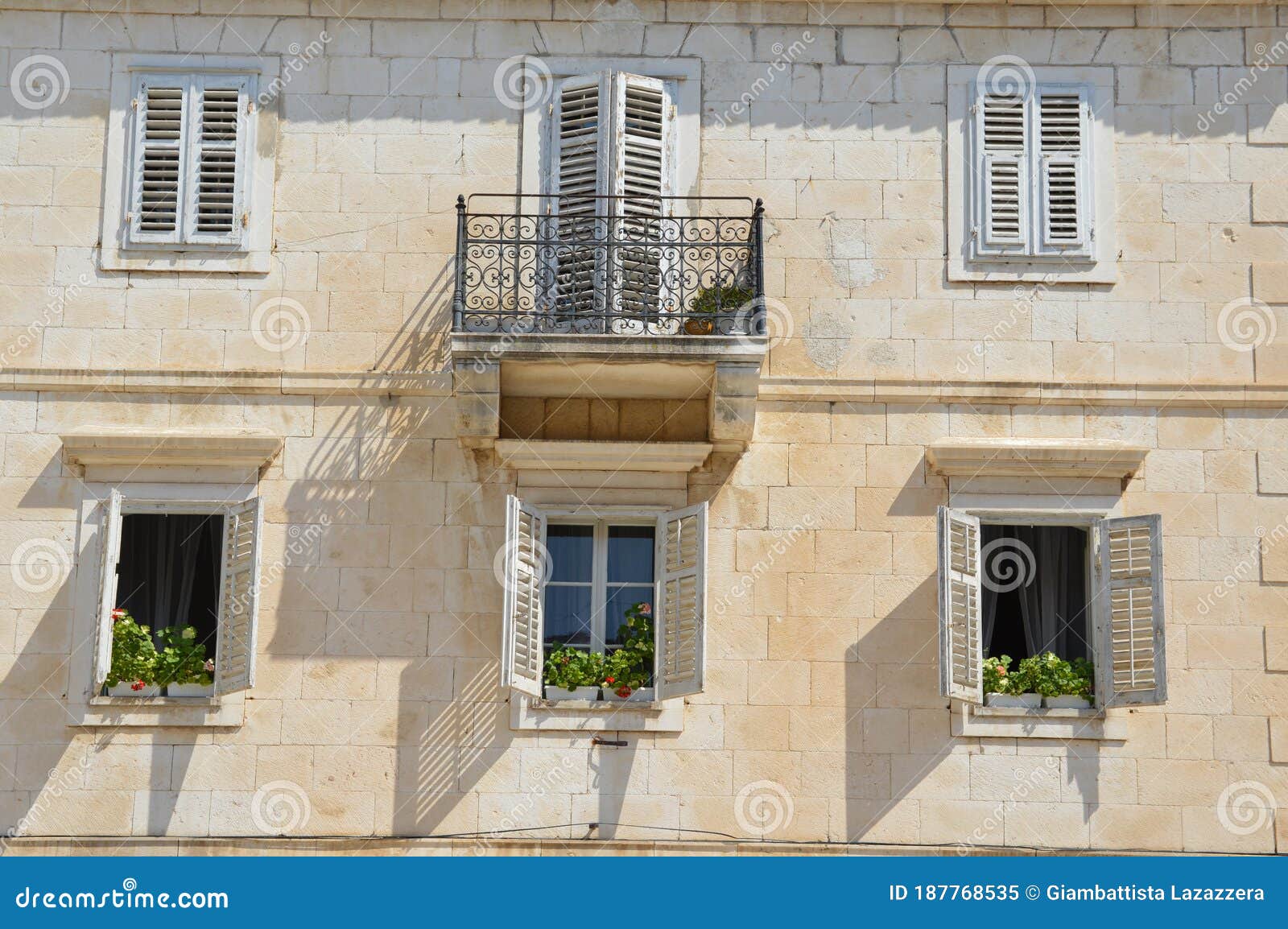 la cittÃÂ  turistica di makarska in croazia.